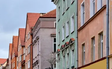 Defibrylatory trafiają do legnickich szkół i instytucji, a uczniów czekają szkolenia